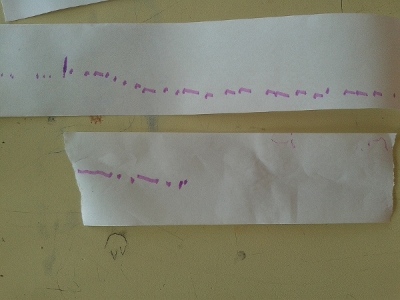 papel impreso con puntos y rayas