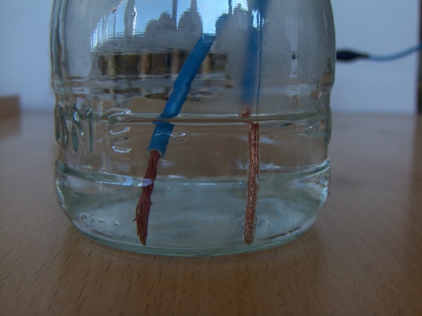 electrolisis del agua con una pila de Volta