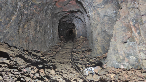 Raíles en el interior de la mina Memoria, en Berja
