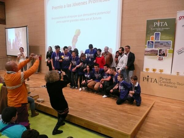 recogiendo la copa a las jóvenes promesas