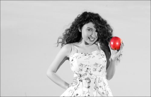 fotografía en b/n con manzana en color