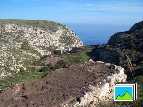 Cama de antiguas vias de ferrocarril, llena de restos de mineral, en Agua Amarga