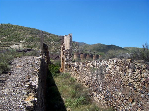 Dique del ferrocarril en Lucainena